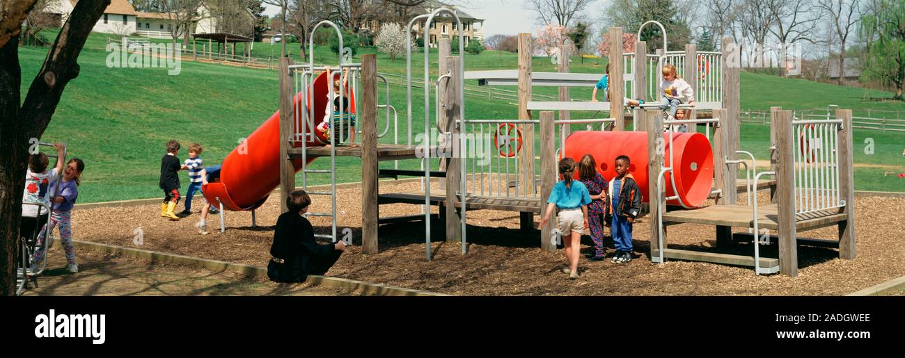 I ragazzi e le ragazze a giocare in un parco giochi, Baltimore, Maryland, Stati Uniti d'America Foto Stock
