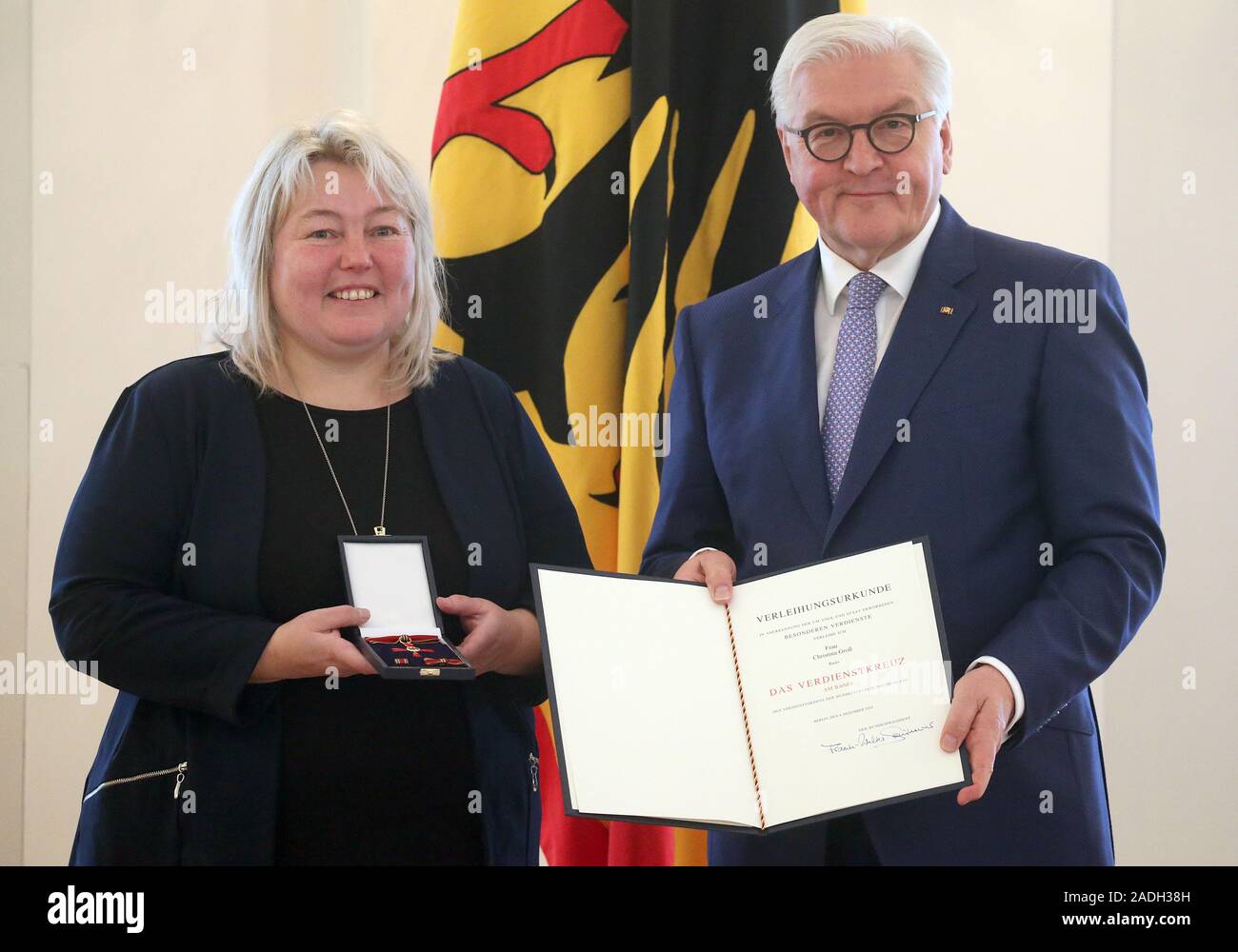 Berlino, Germania. 04 Dic, 2019. Il Presidente federale Frank-Walter Steinmeier awards dell'Ordine al Merito della Repubblica federale di Germania a Christina Groß da Ranis in Turingia in Bellevue Palace. Credito: Wolfgang Kumm/dpa/Alamy Live News Foto Stock