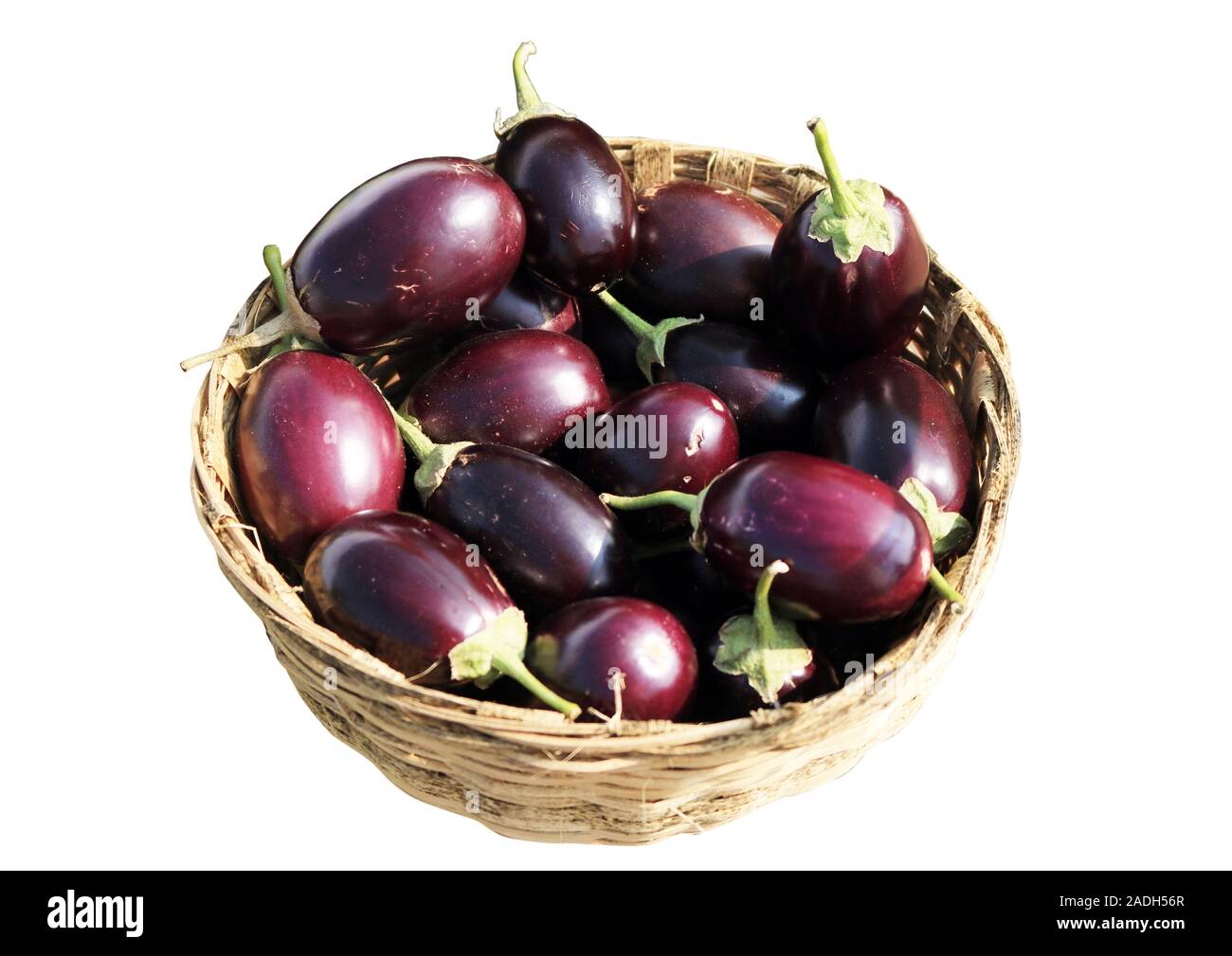 Colore porpora Brinjals fresca poste nel cestello di bambù su sfondo bianco Foto Stock