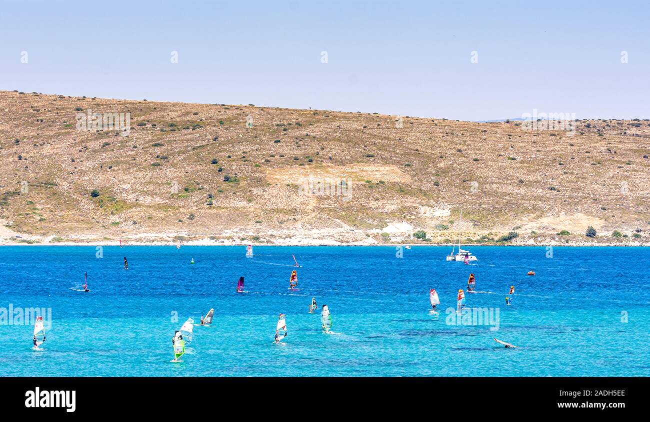 Cesme, İzmir/Turchia - 23 giugno 2019: Windsurf ad Alacati Foto Stock