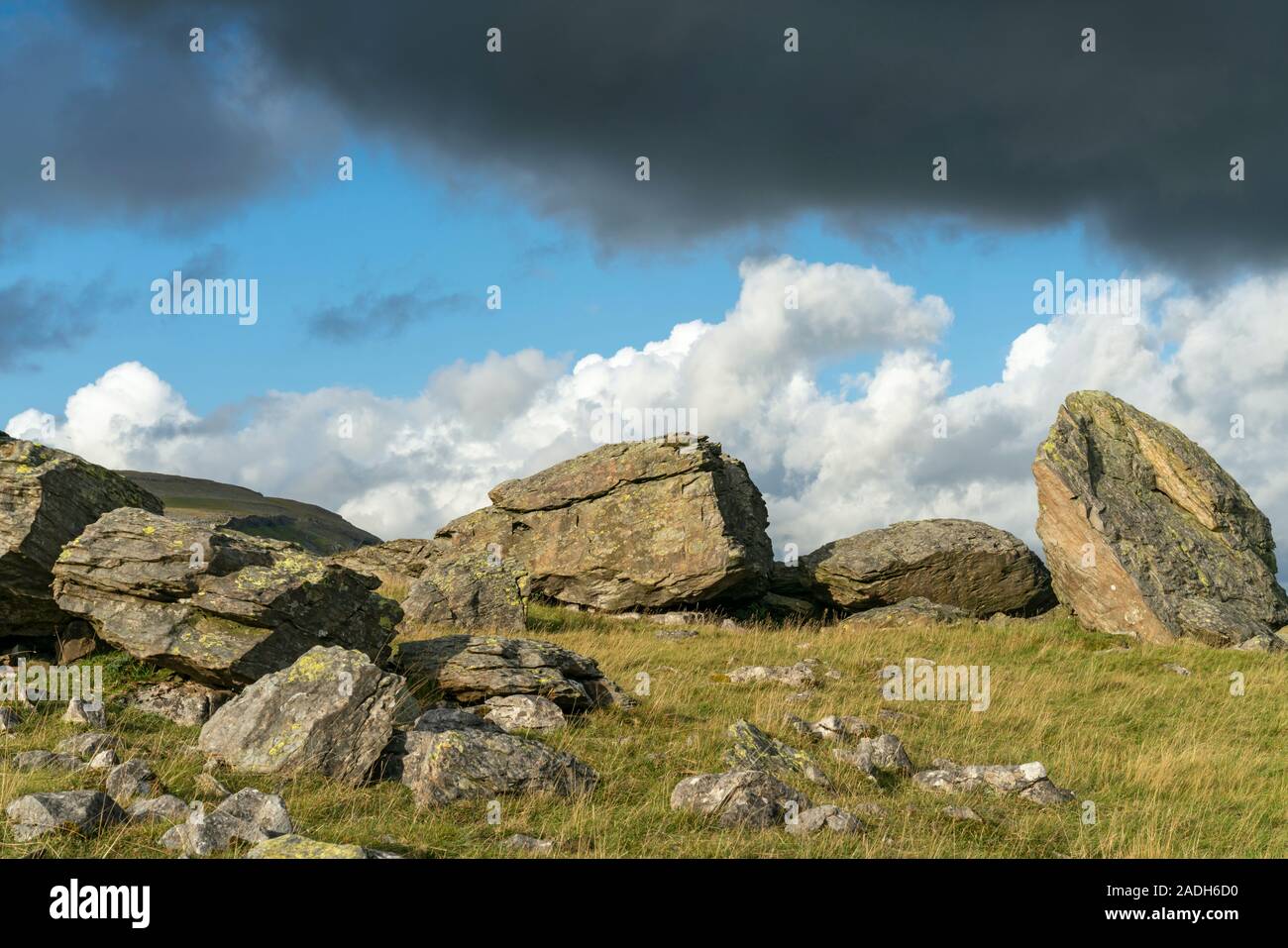 Il Norber erratics e glaciale massi erratici sulle pendici meridionali del Ingleborough, Yorkshire Dales National Park, Inghilterra Foto Stock