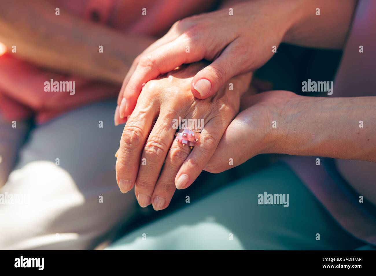 Tenendo la mano della vecchia madre stock photo Foto Stock