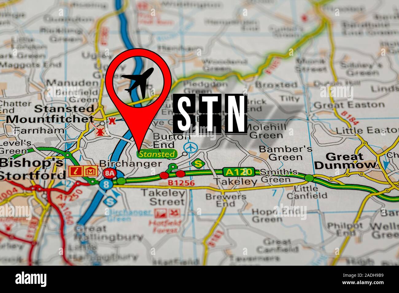 Pin di colore rosso sulla mappa di carta che mostra la posizione di Stansted Airport Foto Stock