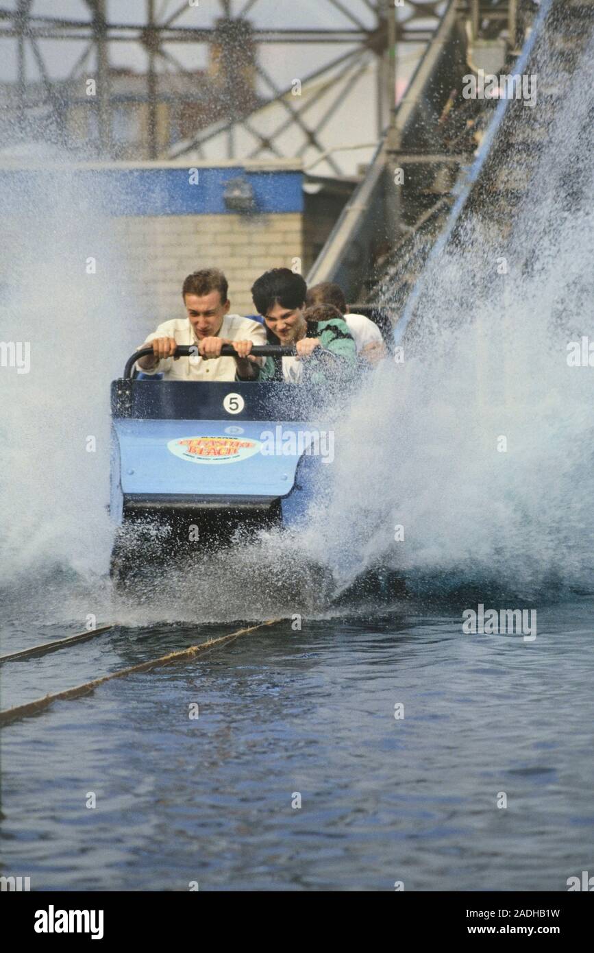 Scivolo ride, Blackpool Pleasure Beach, Lancashire, Inghilterra, Regno Unito. Circa novanta Foto Stock