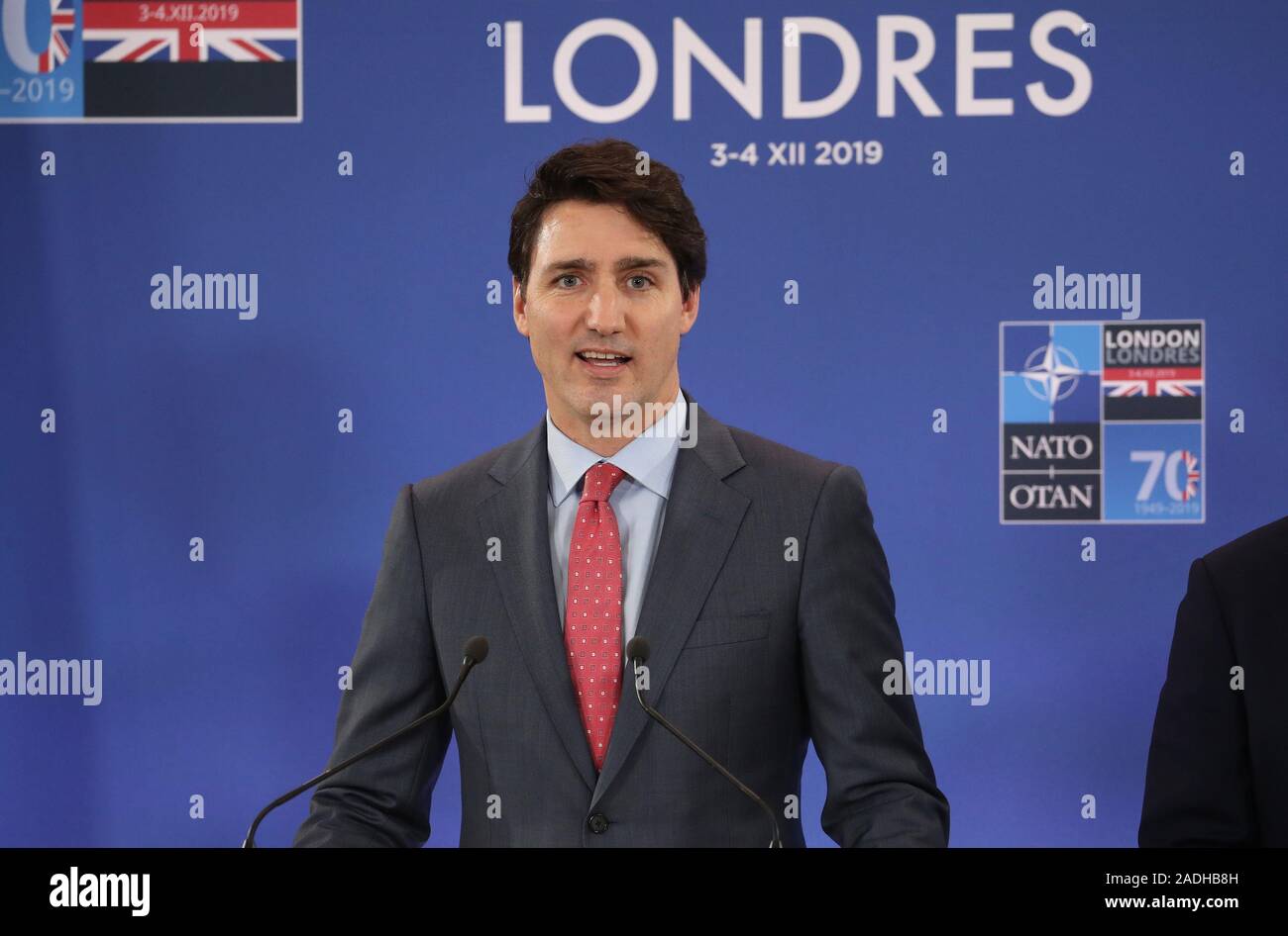 Presidente della Francia, Emmanuel Macron parlando durante la Nato annuale di capi di Stato e di governo al vertice di The Grove hotel a Watford, Hertfordshire. Foto Stock