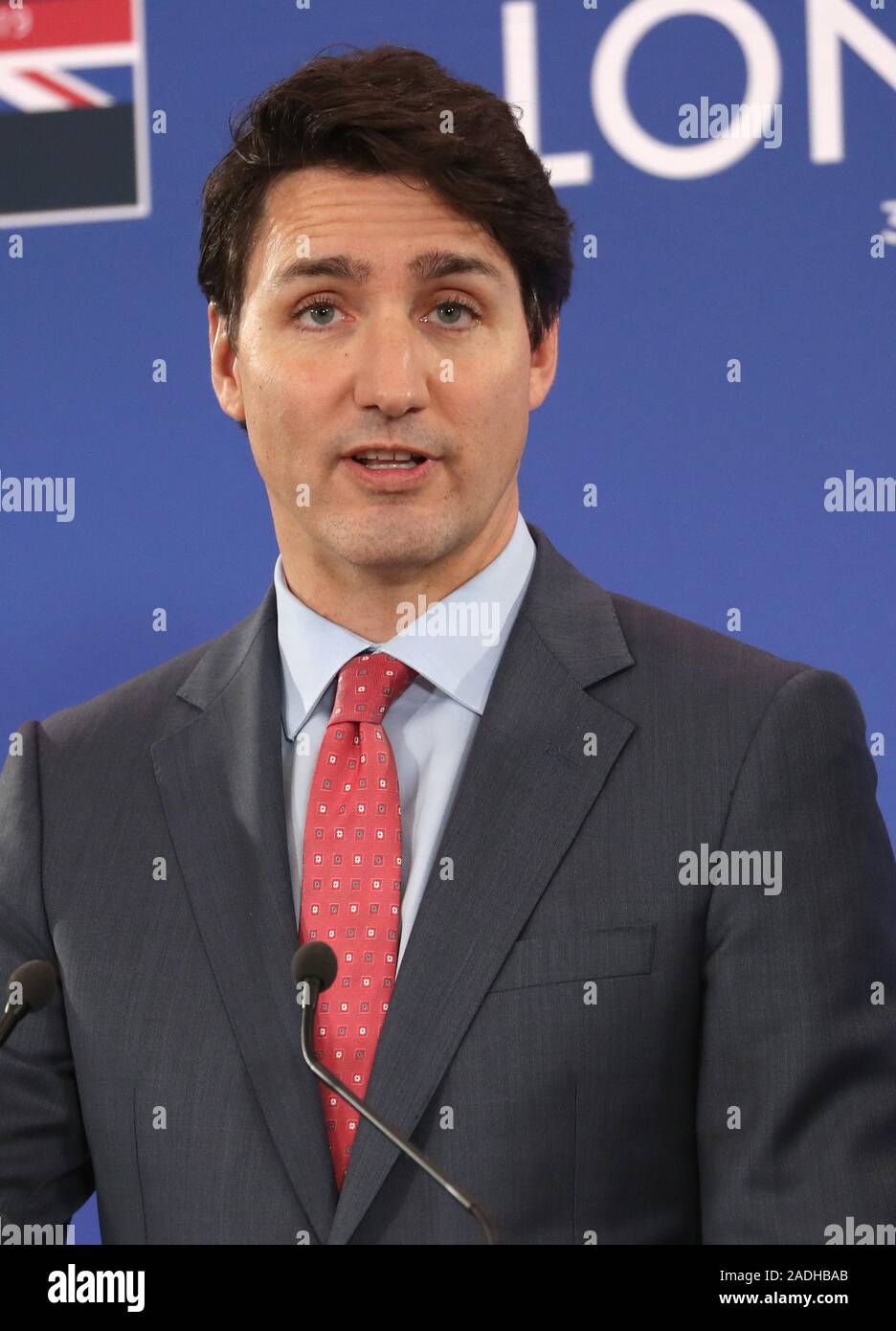 Presidente della Francia, Emmanuel Macron parlando durante la Nato annuale di capi di Stato e di governo al vertice di The Grove hotel a Watford, Hertfordshire. Foto Stock