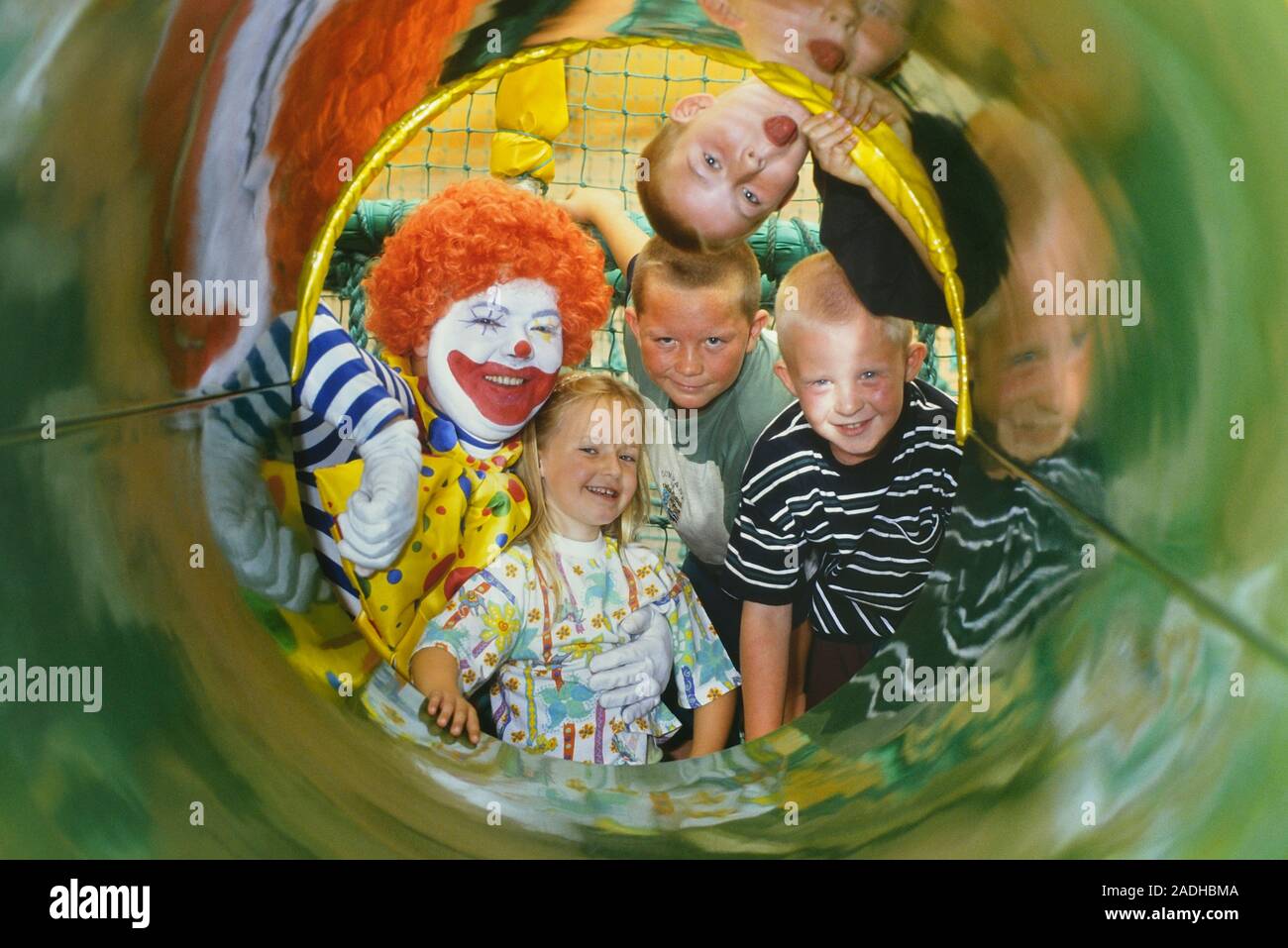 I bambini in costume di clown, dalla Torre di Blackpool, Lancashire, Inghilterra, Regno Unito Foto Stock
