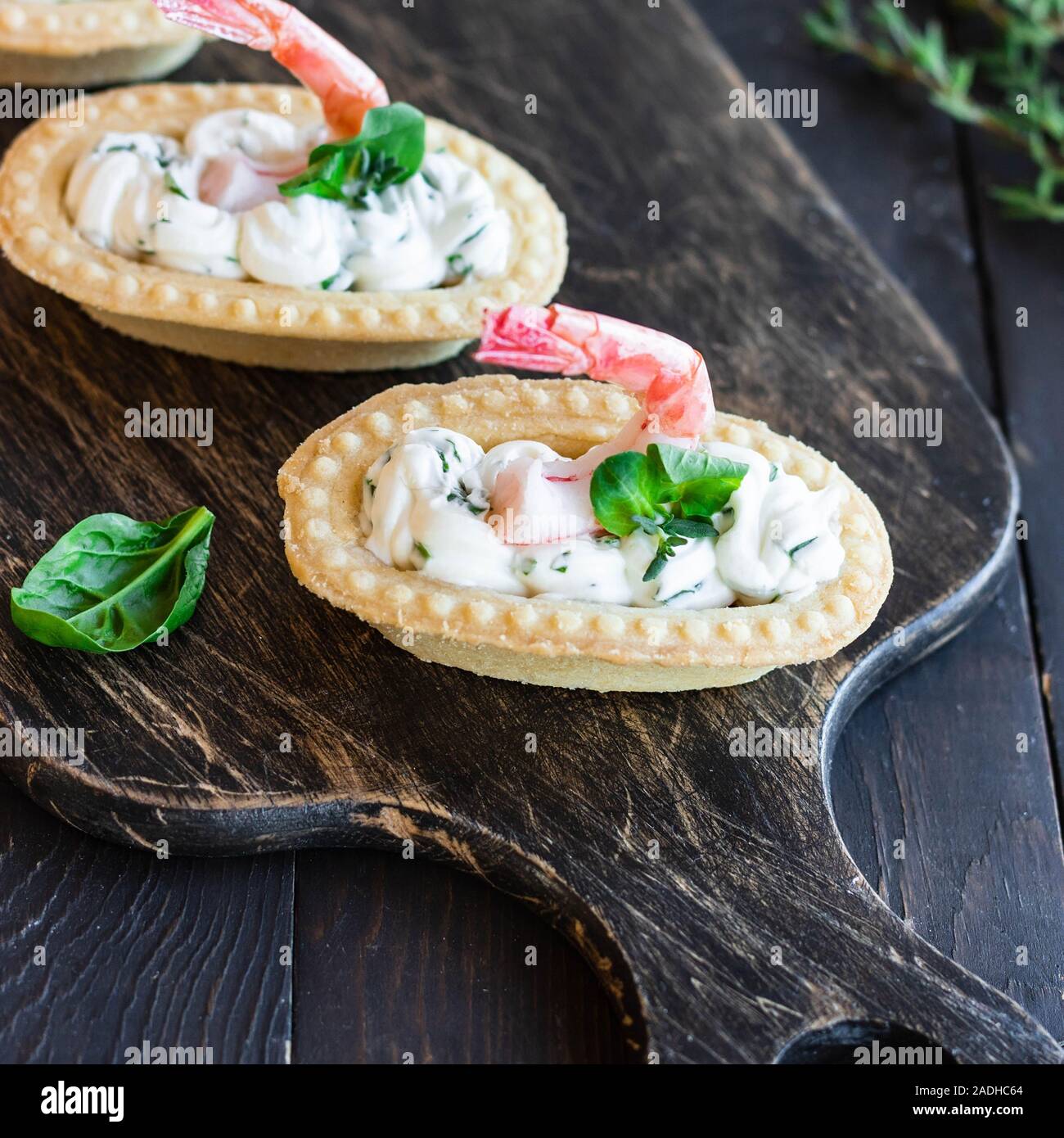 Tortine con il piccante di ricotta e gamberi. Semplice e facile snack. Bellissimo e confortevole il cibo. Foto Stock