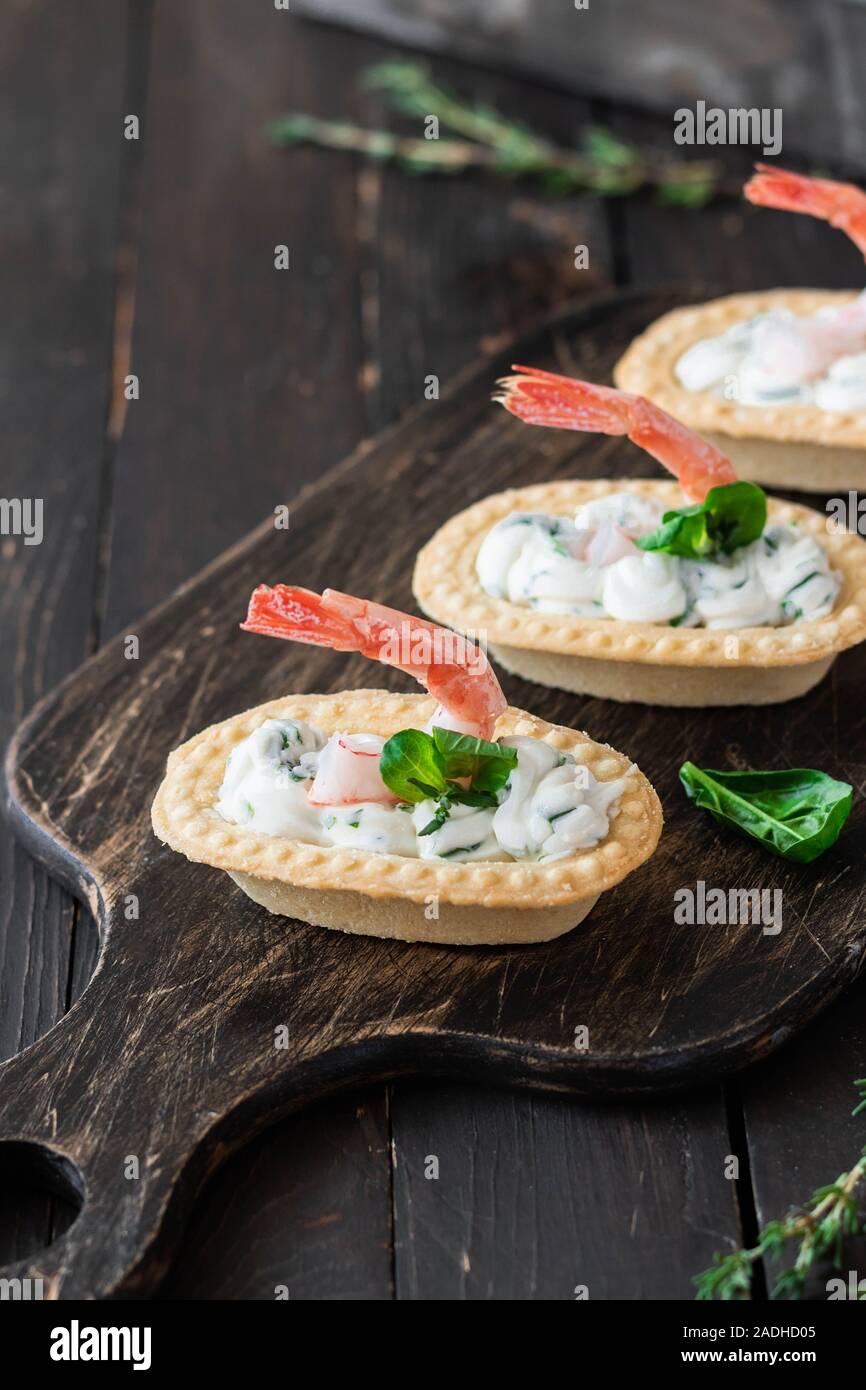 Tortine con il piccante di ricotta e gamberi. Semplice e facile snack. Bellissimo e confortevole il cibo. Foto Stock