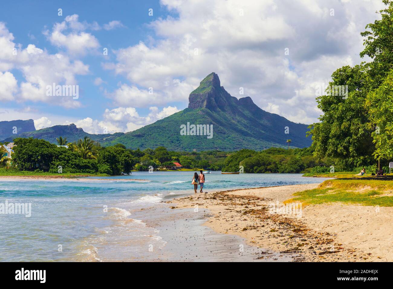 Giovane camminando lungo Tamarin Bay spiaggia pubblica, Tamarin, Mauritius, Isole Mascarene. Foto Stock