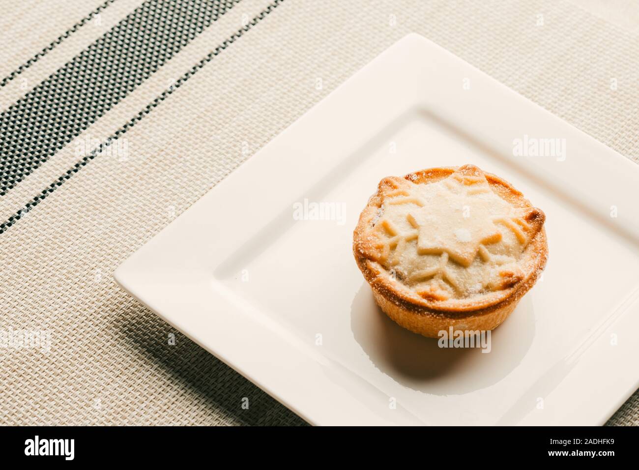 Vista superiore della piastra quadrata con una gustosa torta su di esso Foto Stock