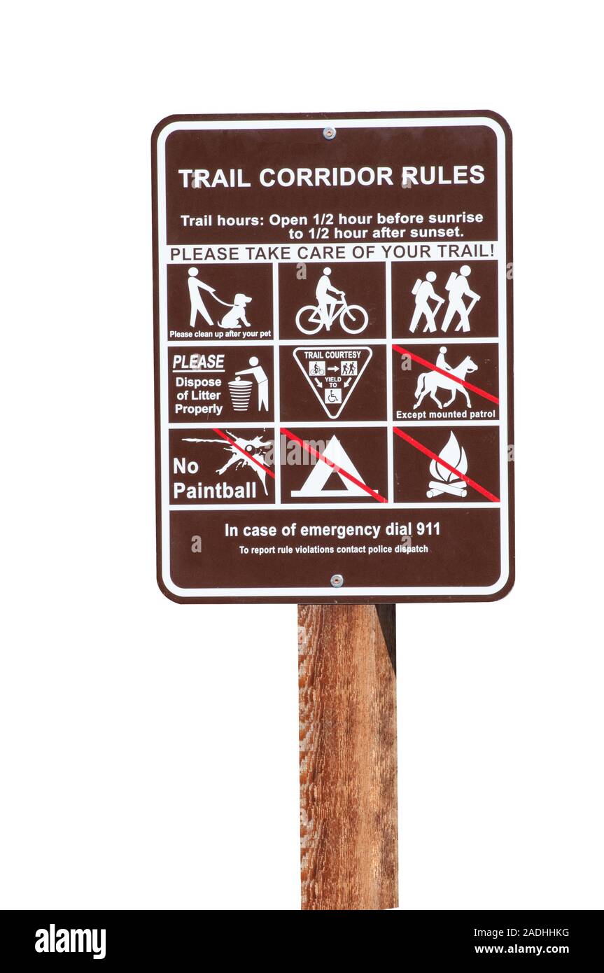 Un segno con regole per un multi-uso trail per ciclisti, escursionisti e camminatori del cane. Foto Stock