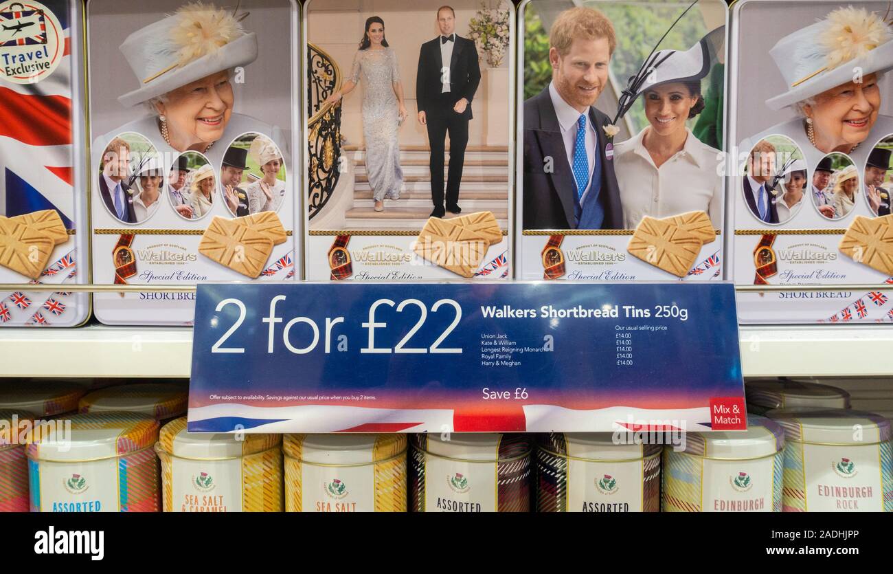 La famiglia reale di souvenir Walkers biscotto frollino barattoli in airport duty free shop. Regno Unito Foto Stock