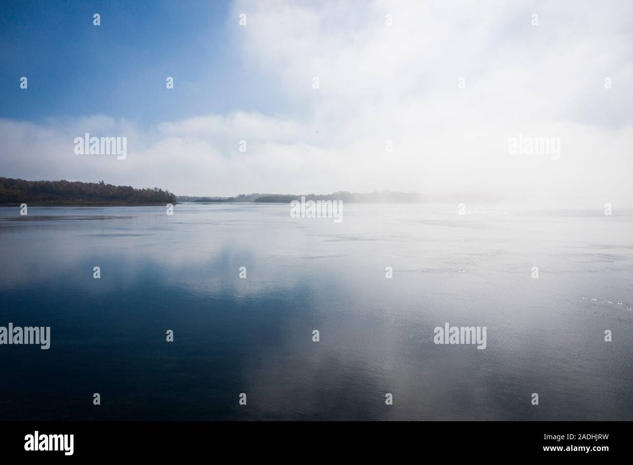 Mattina nebbia, su St. Lawrence River nelle mille isole, Canada Foto Stock