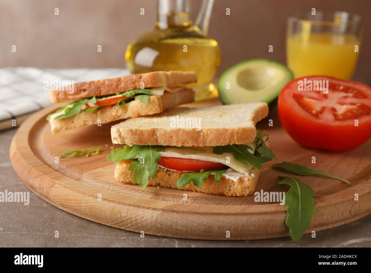 Deliziosi panini, olio di avocado e succhi di pomodoro su tavola di legno, close up Foto Stock