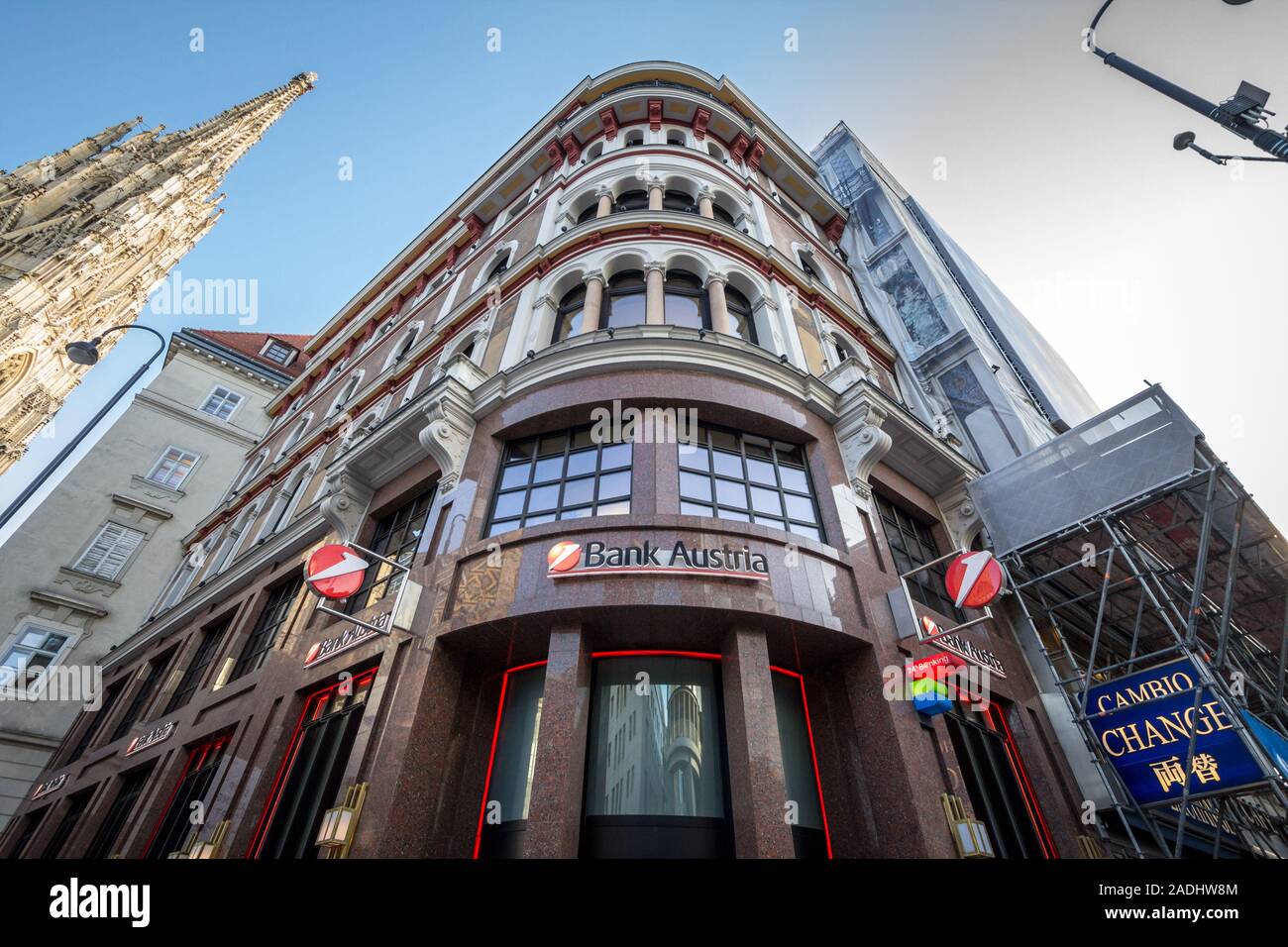 VIENNA, Austria - 6 Novembre 2019: Bank Austria logo nella parte anteriore del loro principale filiale bancaria per Vienna. Bank Austria è il locale nome austriaco per TH Foto Stock