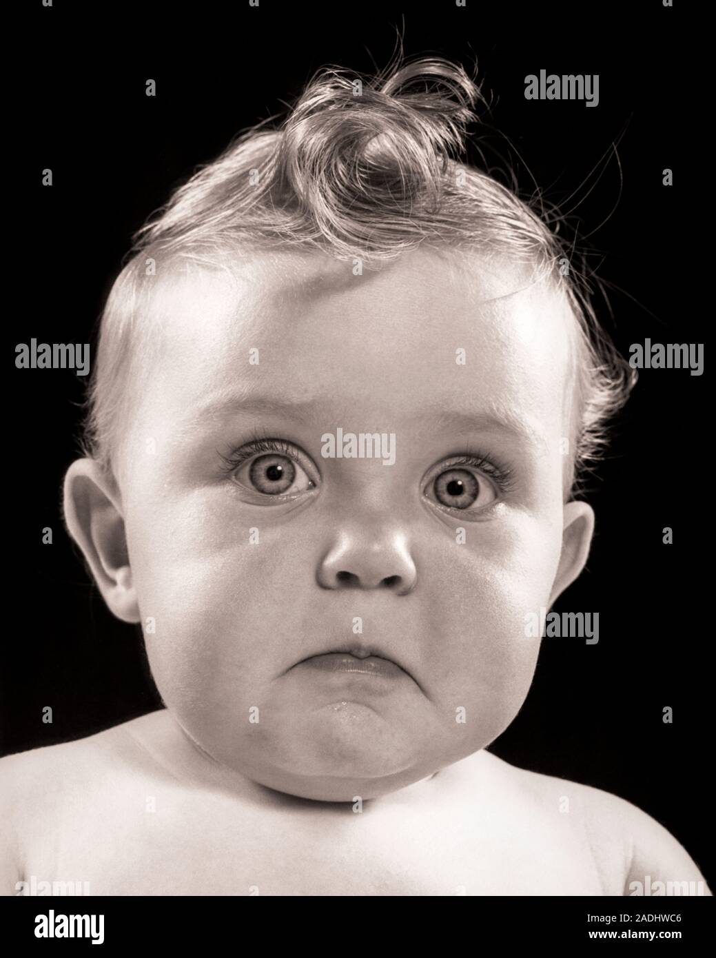 Anni Cinquanta accigliata triste BABY LA PARTE SUPERIORE DELLA TESTA I CAPELLI RICCI GUARDANDO TELECAMERA - b8627 HAR001 HARS TURBATO B&W interessate accigliata tristezza il contatto visivo BUG-EYED piangendo testa e spalle BAWLING RICCI DI UMORE PIANGENDO GLUM CONCETTUALE WIDE-EYED CURL intensa novellame miserabile bambina in bianco e nero di etnia caucasica HAR001 in vecchio stile c'erano pochi sorrisi Foto Stock