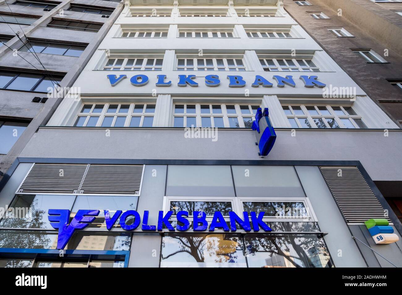 VIENNA, Austria - 6 Novembre 2019: Volksbank logo preso di fronte al locale ufficio di Vienna. Volksbank, o osterreichische volksbanken o OVAG Foto Stock