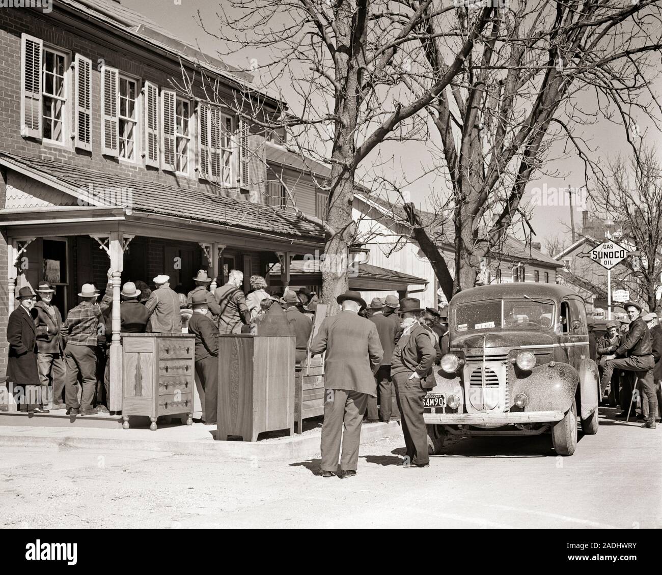 1940s folla di persone UOMINI E DONNE GLI OFFERENTI ACQUIRENTI frequentando paese rurale Vendita alle offerte della casa e mobilia in Pennsylvania - USA c2273 HAR001 HARS INTRATTENIMENTO ASTA DI TRASPORTO B&W CHEVROLET TRISTEZZA TENTAZIONE DI SOGNI E DI VENDITA AUTOS ECCITAMENTO ESTERNO PA di opportunità competente occupazioni concettuale di acquirenti di automobili veicoli presenti in bianco e nero di etnia caucasica HAR001 in vecchio stile Foto Stock
