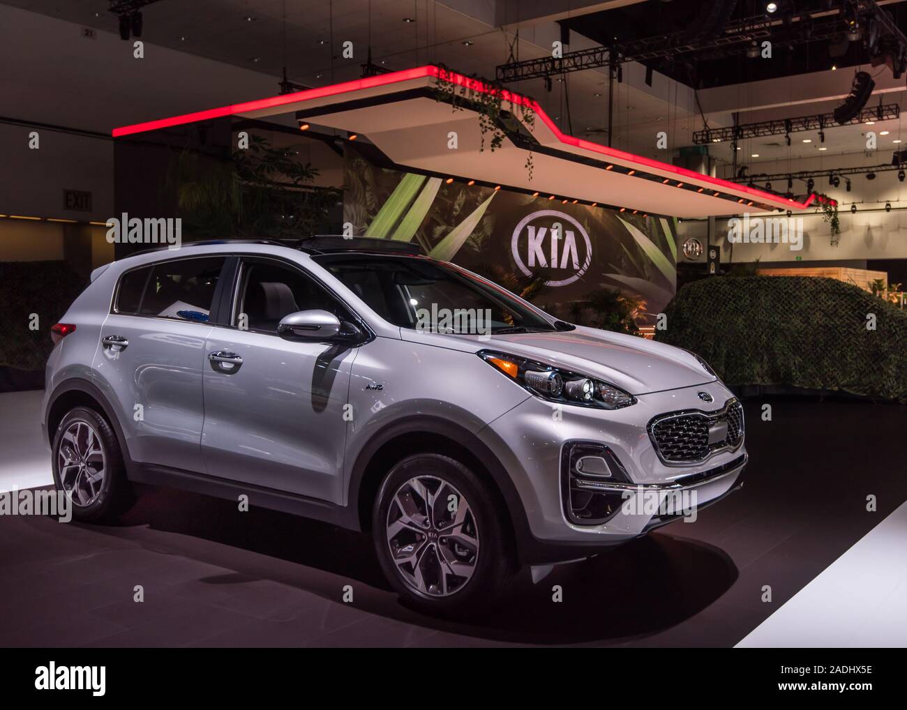 LOS ANGELES, CA/STATI UNITI D'America - 20 novembre 2019: un Kia Sportage SUV presso il Los Angeles Auto Show. Foto Stock