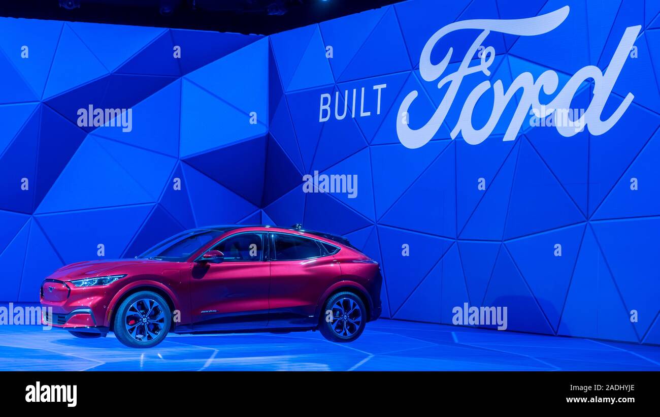 LOS ANGELES, CA/STATI UNITI D'America - 20 novembre 2019: UN 2021 Mustang Mach-E SUV elettrico presso il Los Angeles Auto Show. Foto Stock