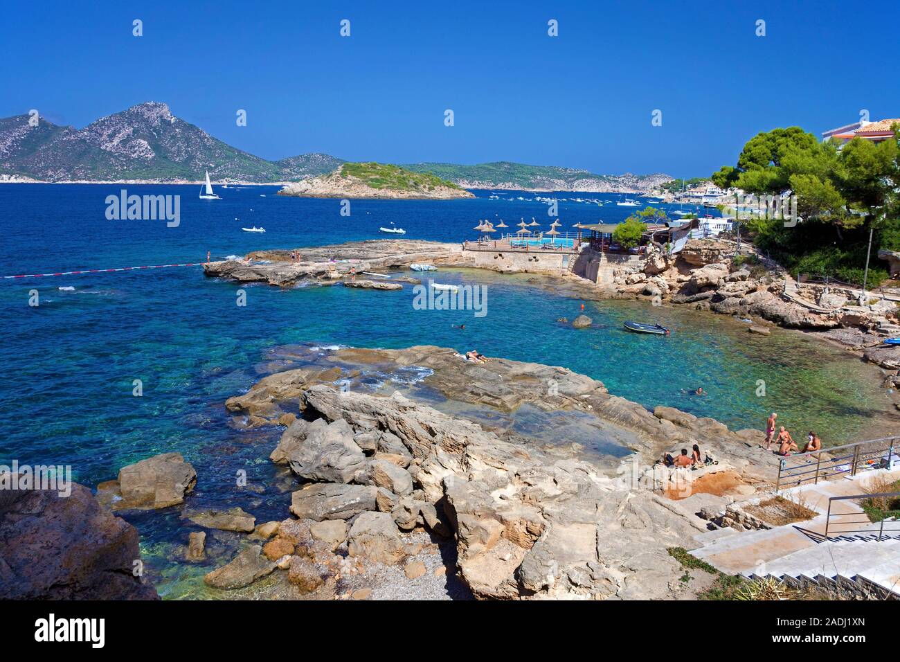 La balneazione rocciosa baia con acqua cristallina a San Telmo, Maiorca, isole Baleari, Spagna Foto Stock