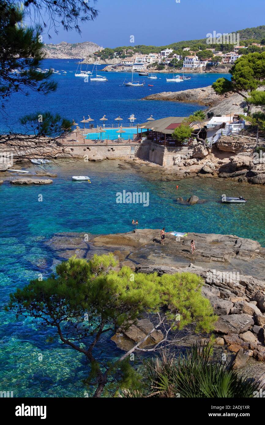 La balneazione rocciosa baia con acqua cristallina a San Telmo, Maiorca, isole Baleari, Spagna Foto Stock