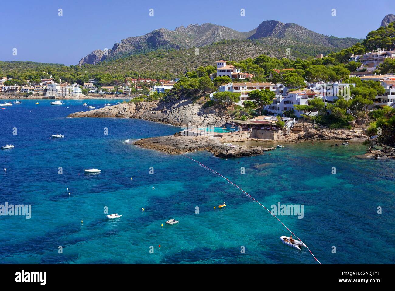 La balneazione rocciosa baia con acqua cristallina a San Telmo, Maiorca, isole Baleari, Spagna Foto Stock