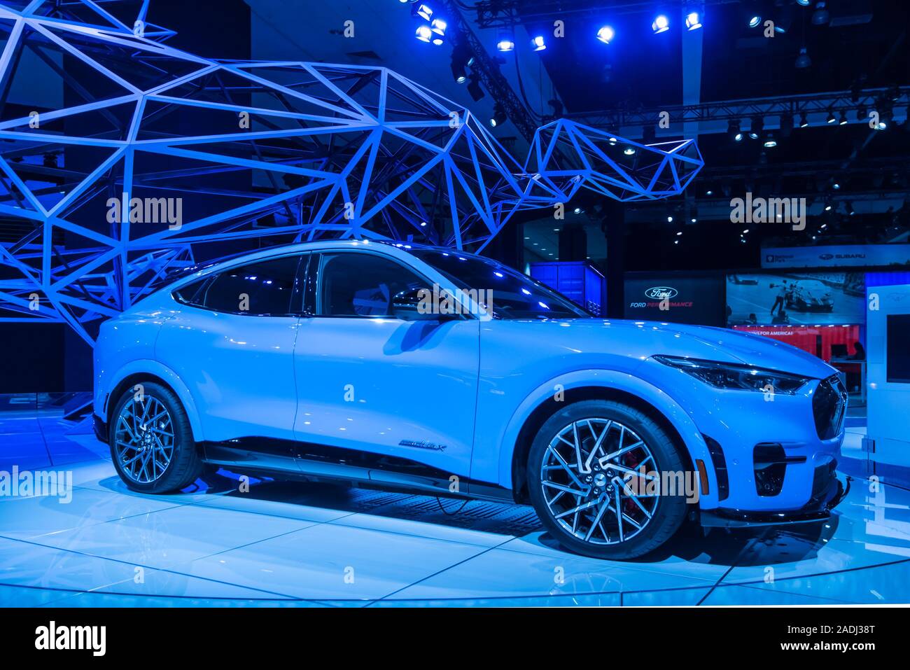 LOS ANGELES, CA/STATI UNITI D'America - 21 novembre 2019: UN 2021 Mustang Mach-E GT SUV elettrico presso il Los Angeles Auto Show. Foto Stock