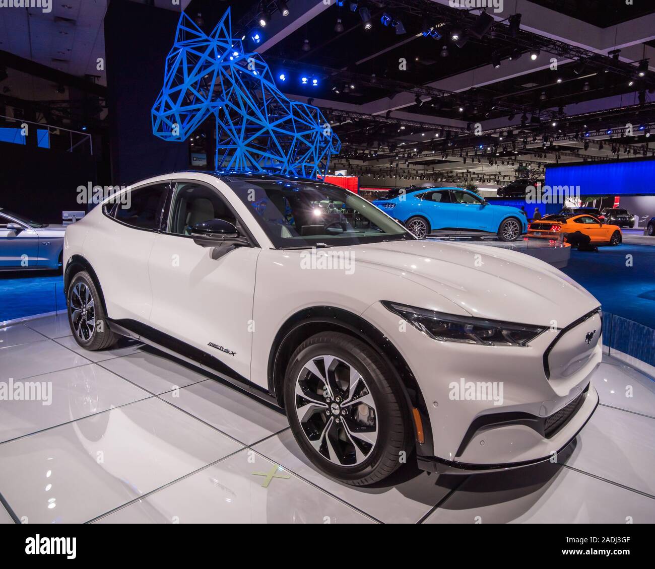 LOS ANGELES, CA/STATI UNITI D'America - 21 novembre 2019: UN 2021 Mustang Mach-E SUV elettrico presso il Los Angeles Auto Show. Foto Stock