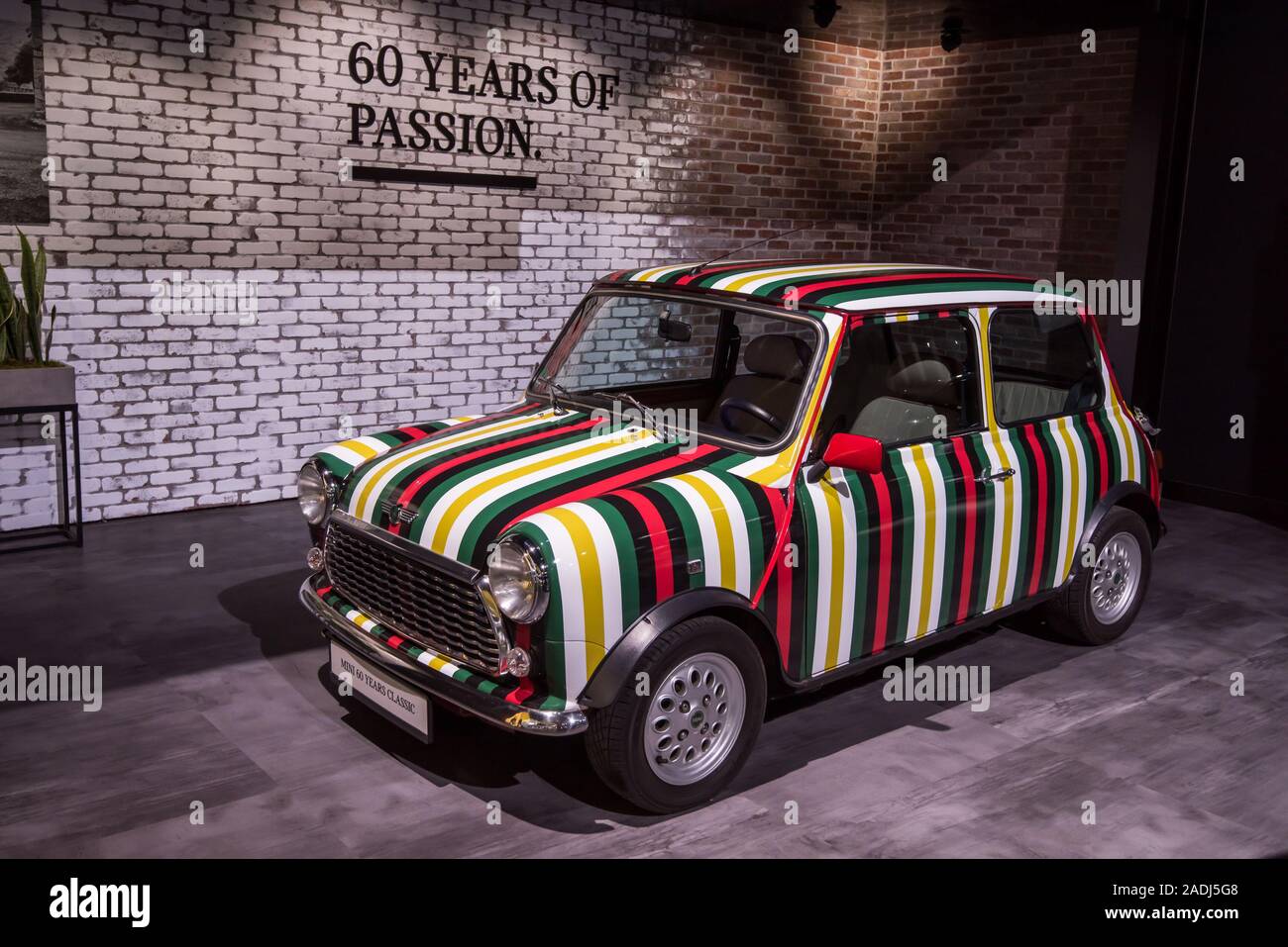 LOS ANGELES, CA/STATI UNITI D'America - 21 novembre 2019: un vintage BMC Mini GB sette auto presso il Los Angeles Auto Show. Foto Stock