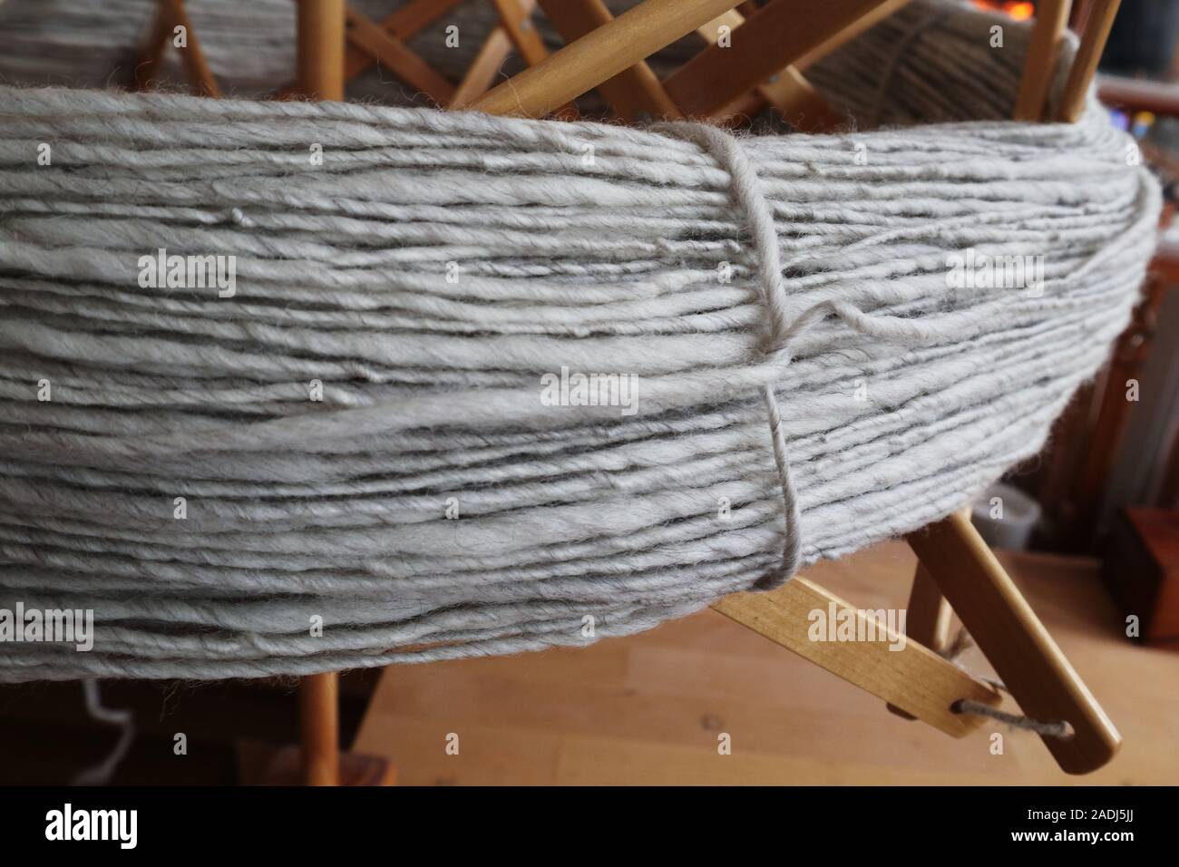 Filato handspun supportato su un ombrello swift. Auto-legato matassa per lo svolgimento agevole senza grovigli. Foto Stock