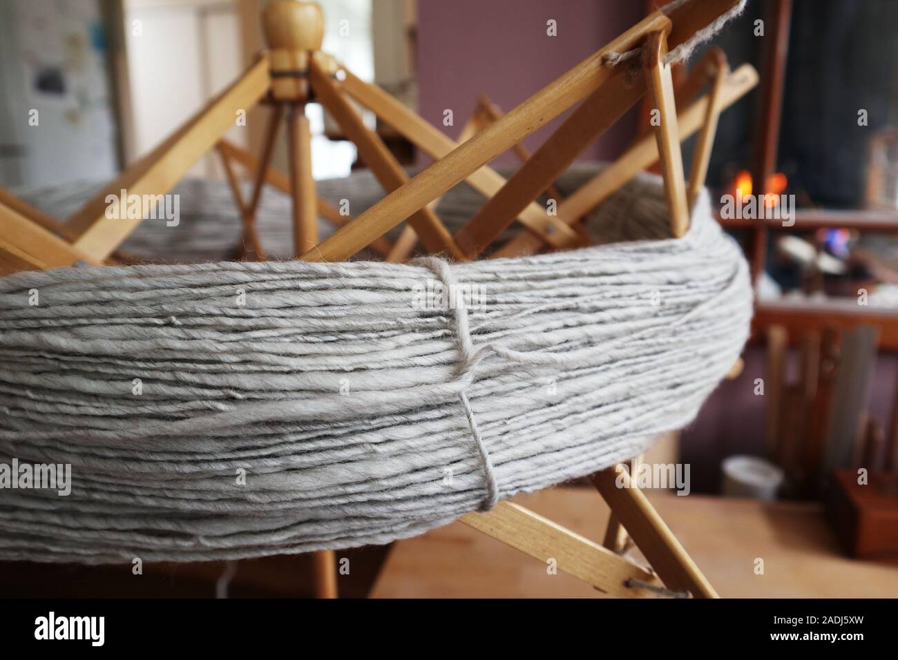 Filato handspun supportato su un ombrello swift. Auto-legato matassa per lo svolgimento agevole senza grovigli. Foto Stock