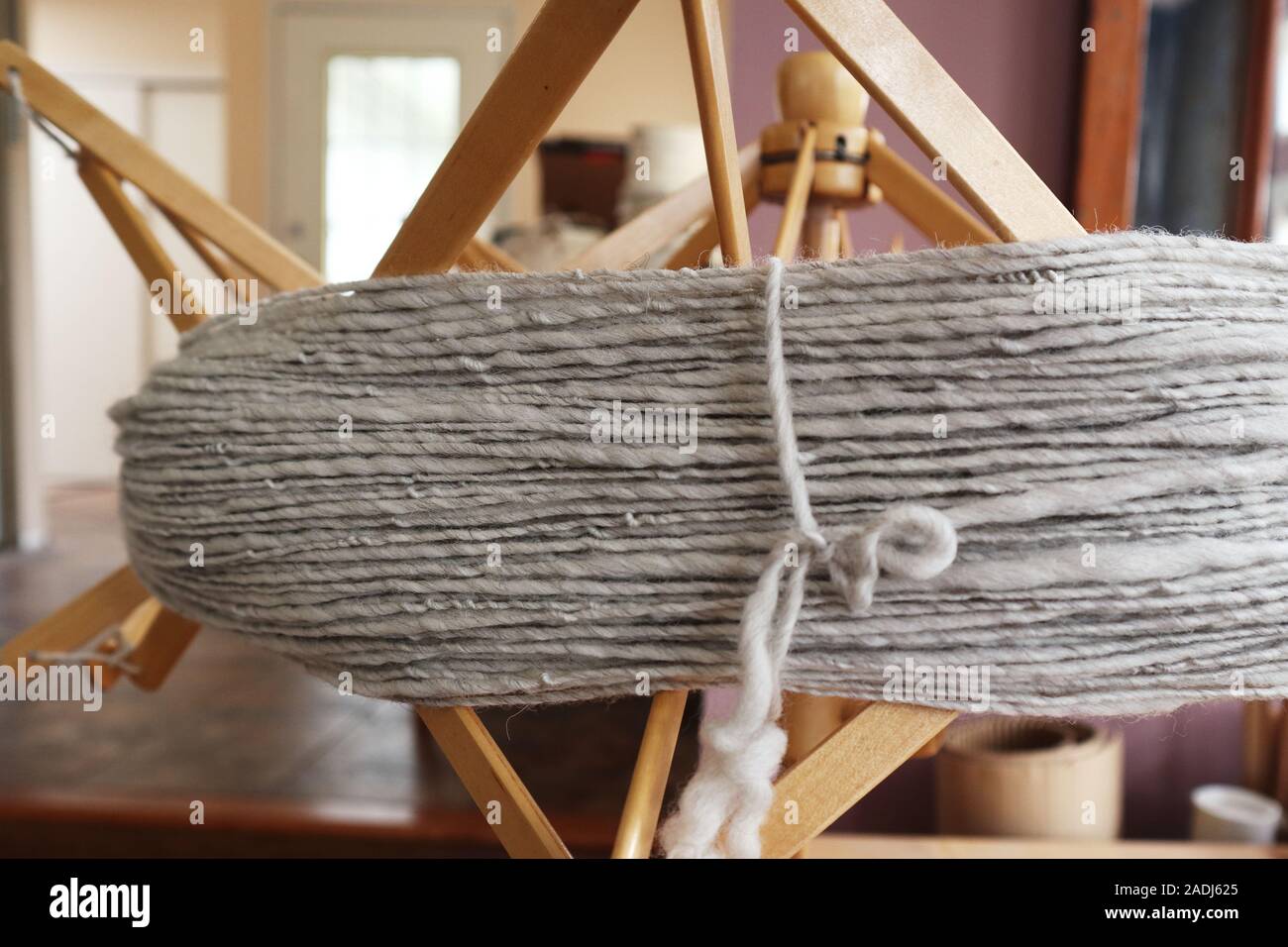 Filato handspun supportato su un ombrello swift. Auto-legato matassa per lo svolgimento agevole senza grovigli. Foto Stock