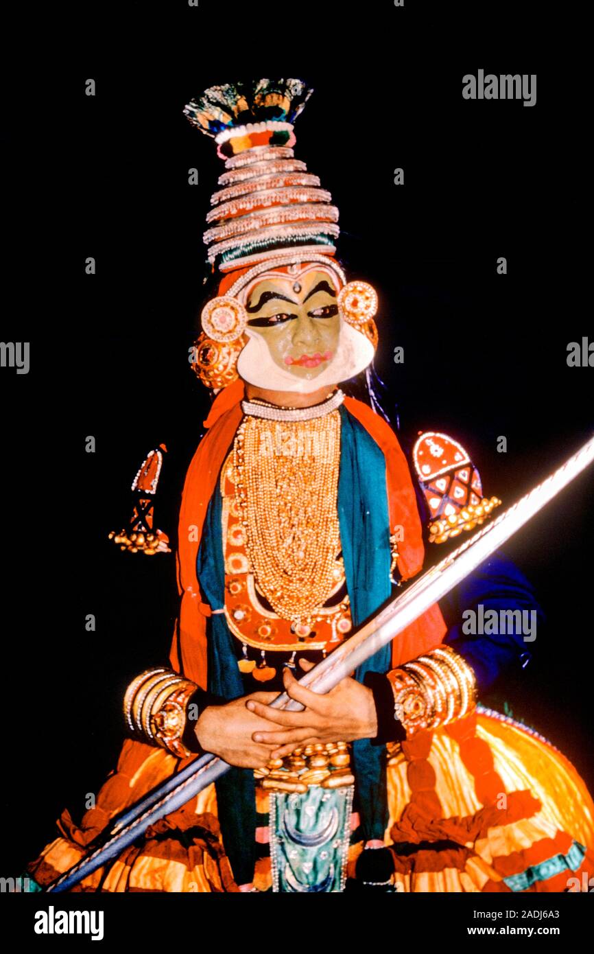 Anni ottanta KATHAKALI mascherato maschio ballerina classica IN indù tema religioso India sudoccidentale - kr LAN4624001 HARS emozione conoscenza potente in intrattenitore occupazioni attori concettuale elegante animatori maschere viso idee indù mascherata MID-adulto metà uomo adulto esecutori di precisione elaborare spirituale in vecchio stile southwestern Foto Stock