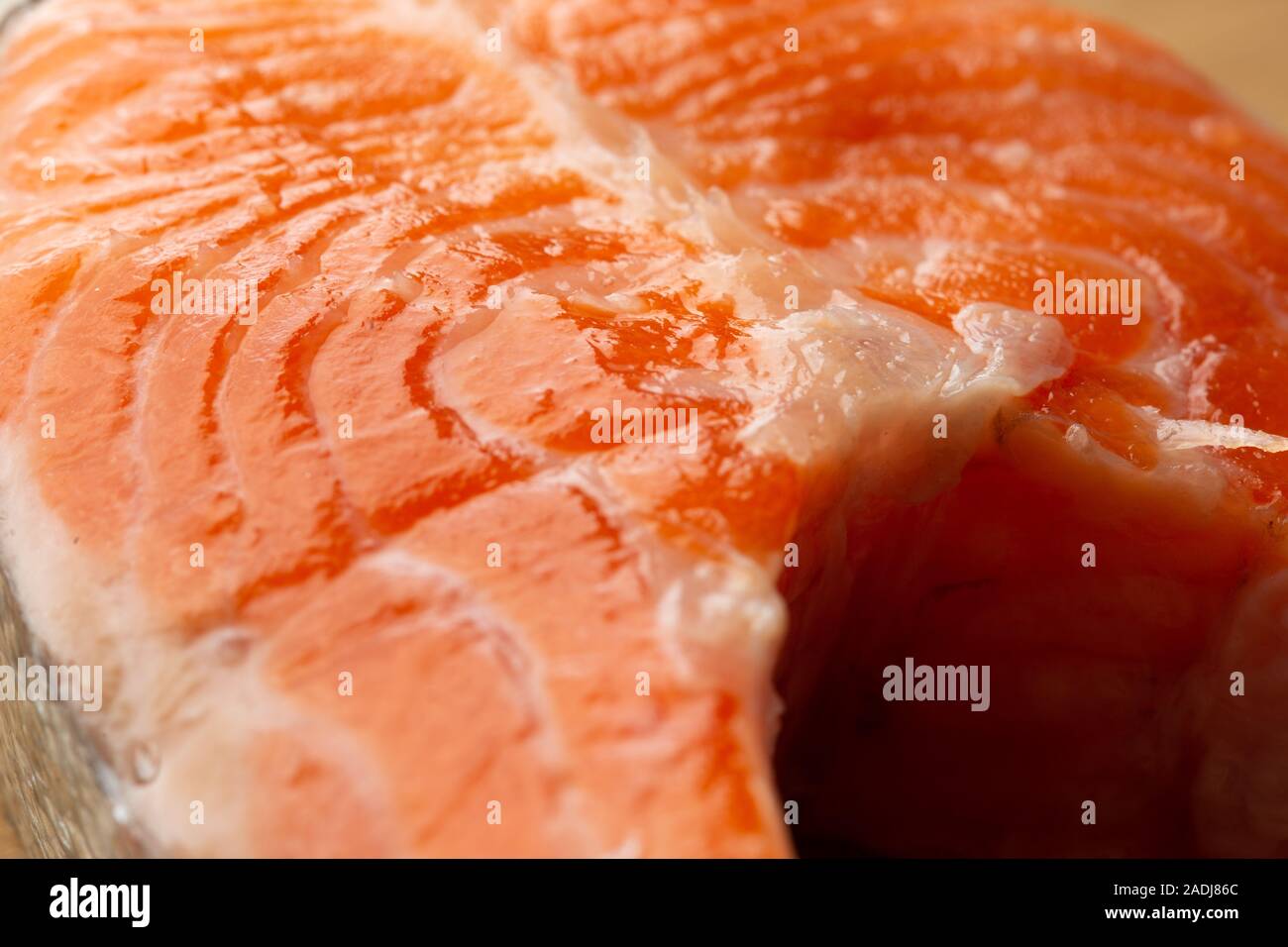 Fresco rosso bagnato di filetto di pesce vicino immagine in alto Foto Stock