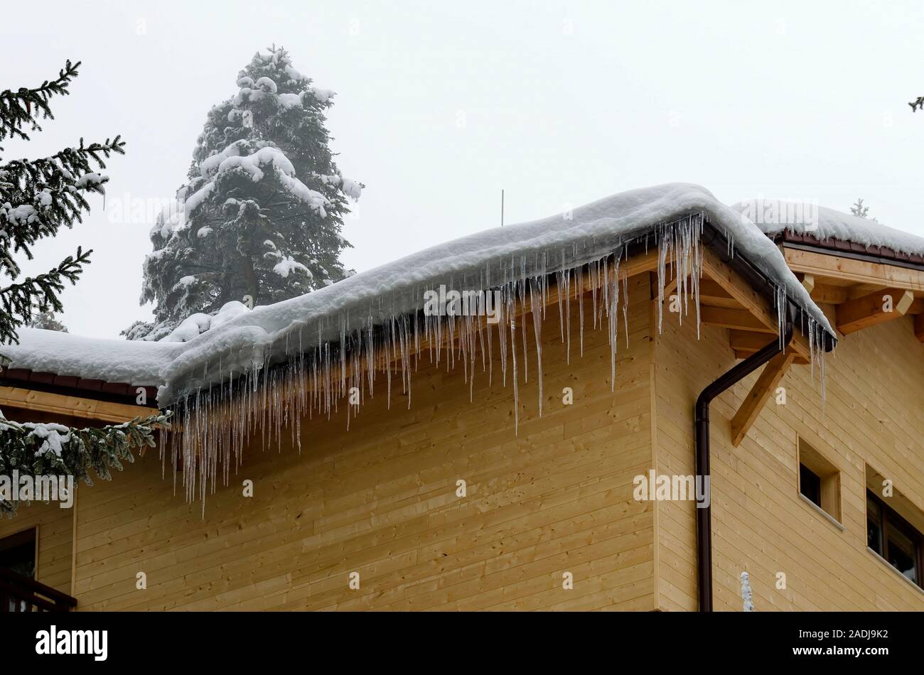 Edificio in inverno da Borovetz resort, Bulgaria Foto Stock