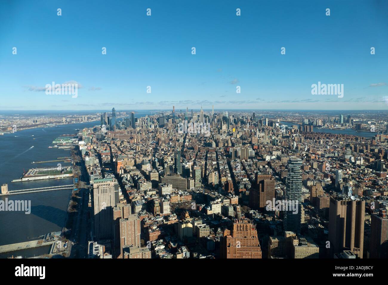 La splendida skyline di Midtown Manhattan Island tra cui l'Empire State Building e il Chrysler Building di New York City, Stati Uniti d'America Foto Stock