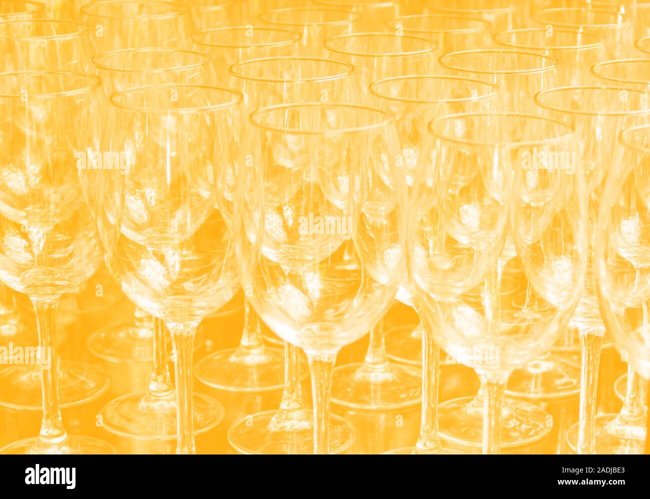 Close up righe vuote di bicchieri di vino su sfondo colorato a colori 2020. Lo zafferano giallo trend di colore da 2020. Copia dello spazio. Anno colore concetto di tendenza. Col Foto Stock