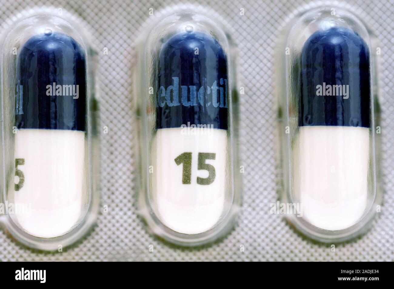 Reductil farmaco contro l'obesità. Capsule di reductil, nome chimico sibutramina, un farmaco contro l'obesità. Questo farmaco funziona impedendo il riassorbimento di t Foto Stock