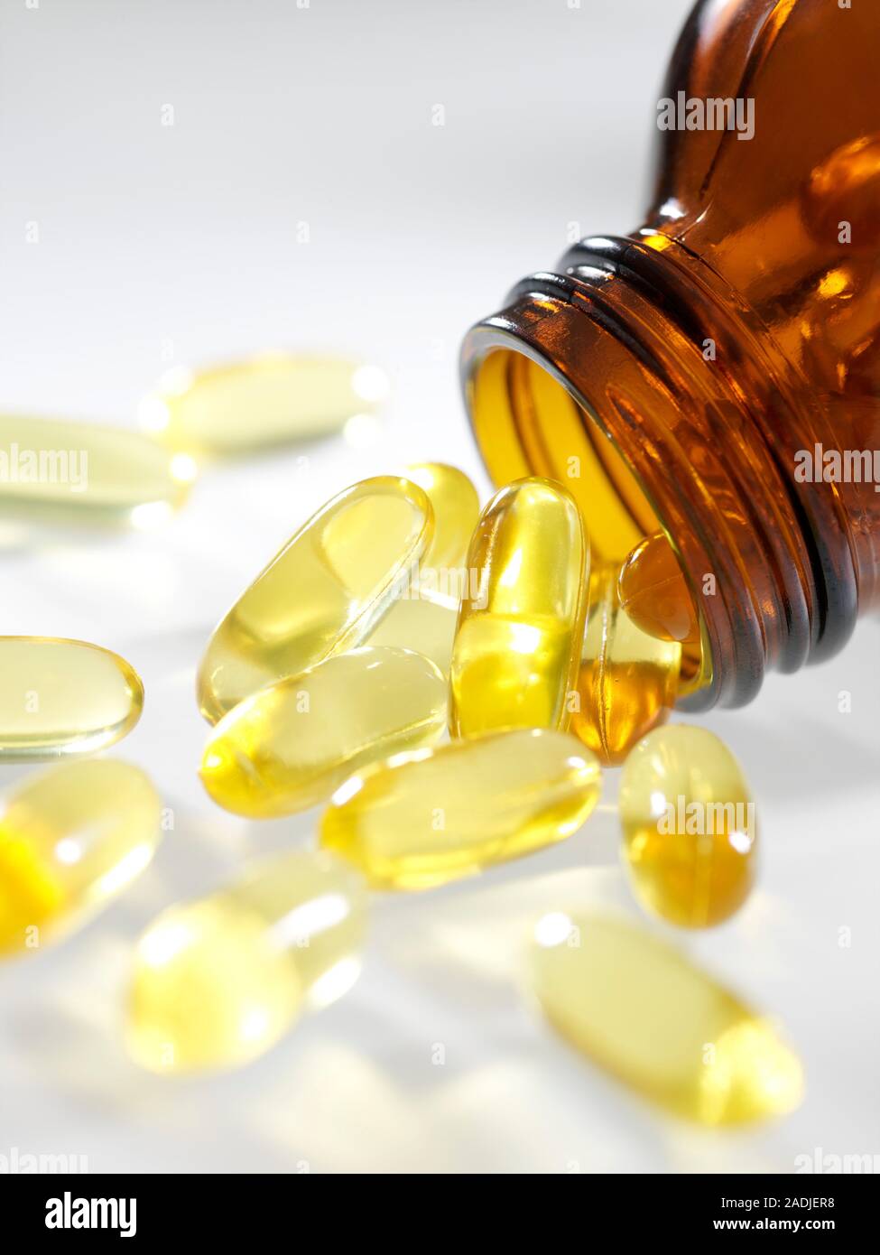 Integratori alimentari. Olio di fegato di merluzzo capsule fuoriuscita di  una bottiglia. Queste capsule contengono gli oli quali ad esempio Omega 3  che prevedono il corpo con essenti Foto stock - Alamy
