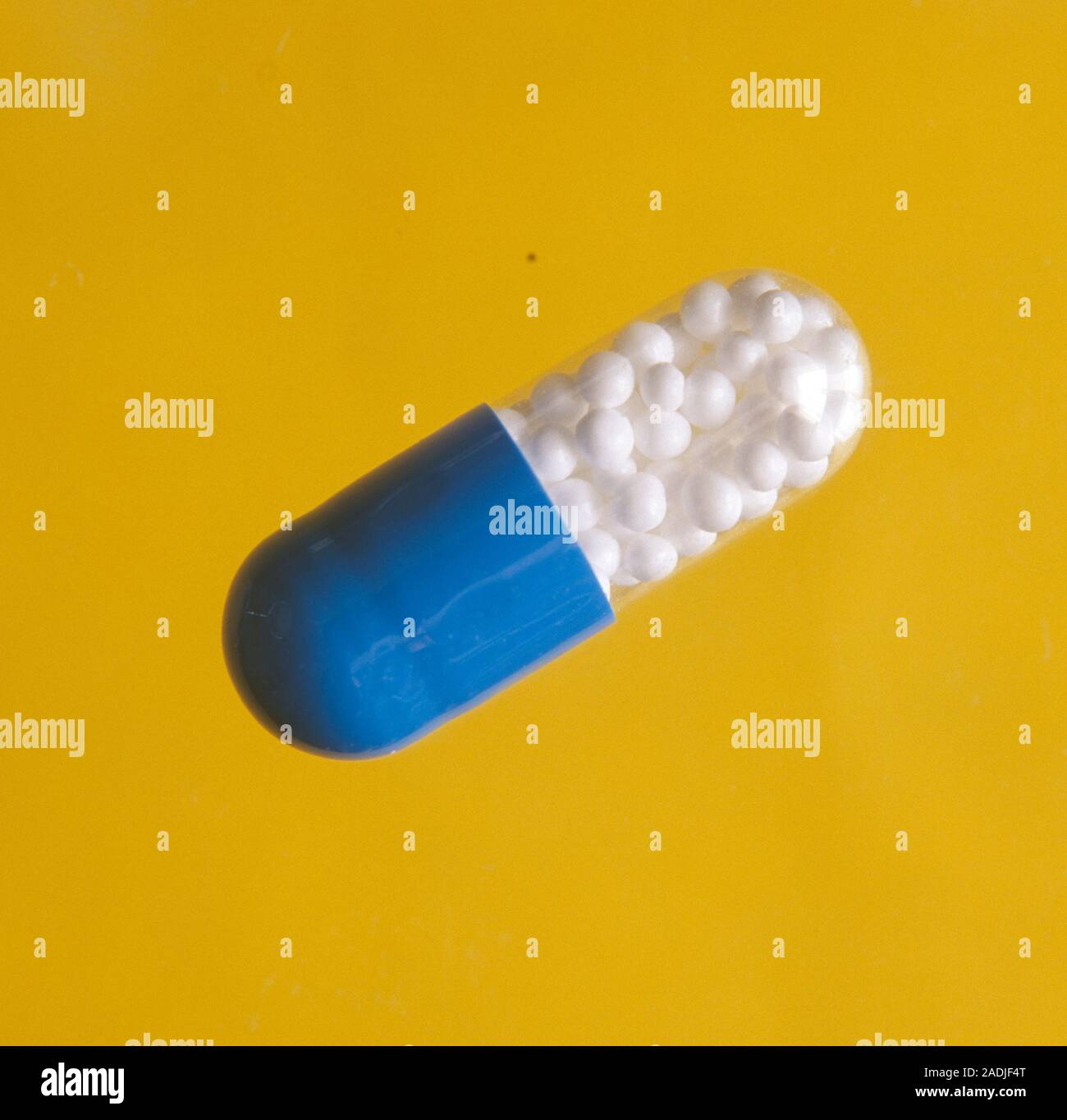 Antidolorifiche capsula. Tale capsula contiene l'azione antidolorifica  (analgesico) farmaco ibuprofene. Il farmaco è contenuto in piccole sfere  visto internamente la capsul Foto stock - Alamy