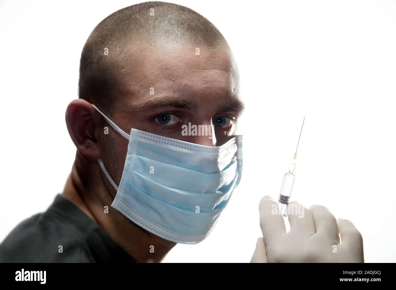 Medico con una siringa pronta per iniettare un farmaco o un vaccino in un  paziente Foto stock - Alamy