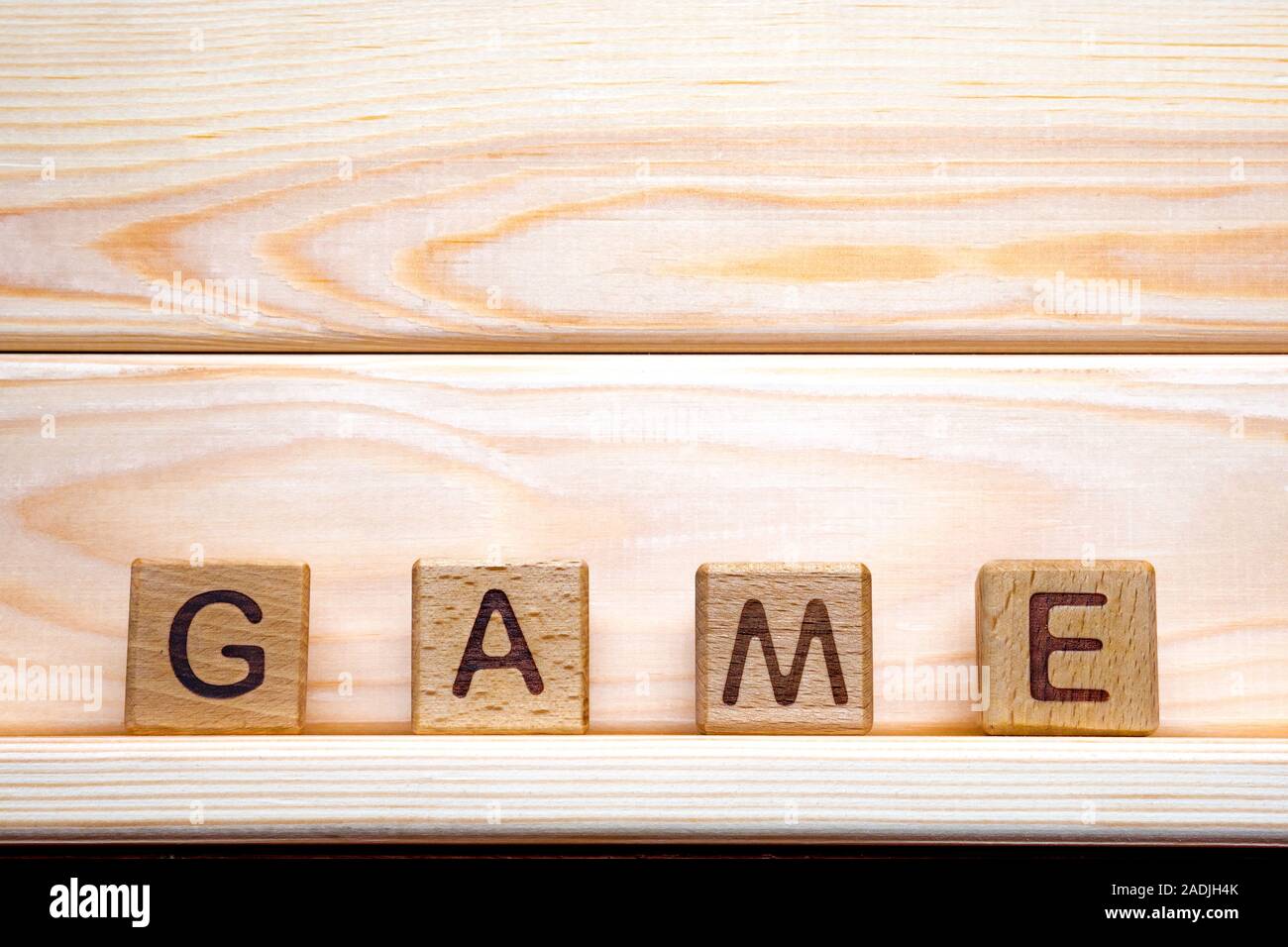 Gioco word cubi di legno su sfondo di legno, mock up, template, banner con copia spazio per testo, riprodurre video giochi, gioco d'azzardo online, 3D render Foto Stock