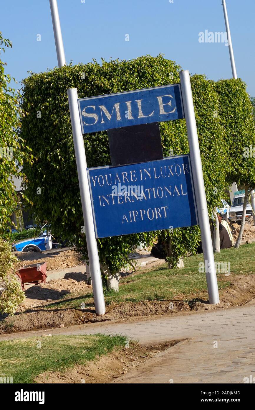 Un cartello che diceva sorriso sei in Luxor International Airport, Egitto, Africa Foto Stock