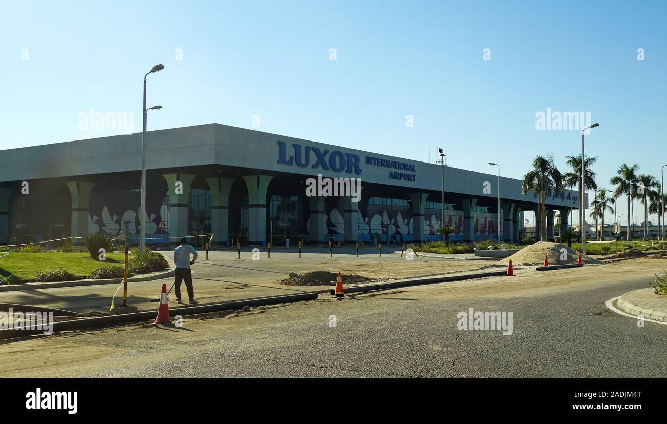 La facciata anteriore o dell'Aeroporto Internazionale di Luxor, Egitto, Africa Foto Stock