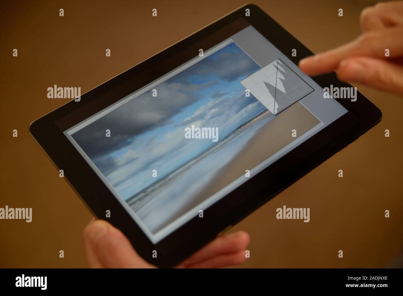 Ritocco e modifica di una fotografia su un tablet. Foto Stock