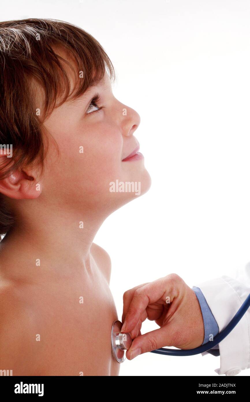 Modello rilasciato. Esame pediatrico. Medico ascoltando un giovane ragazzo del torace. Foto Stock