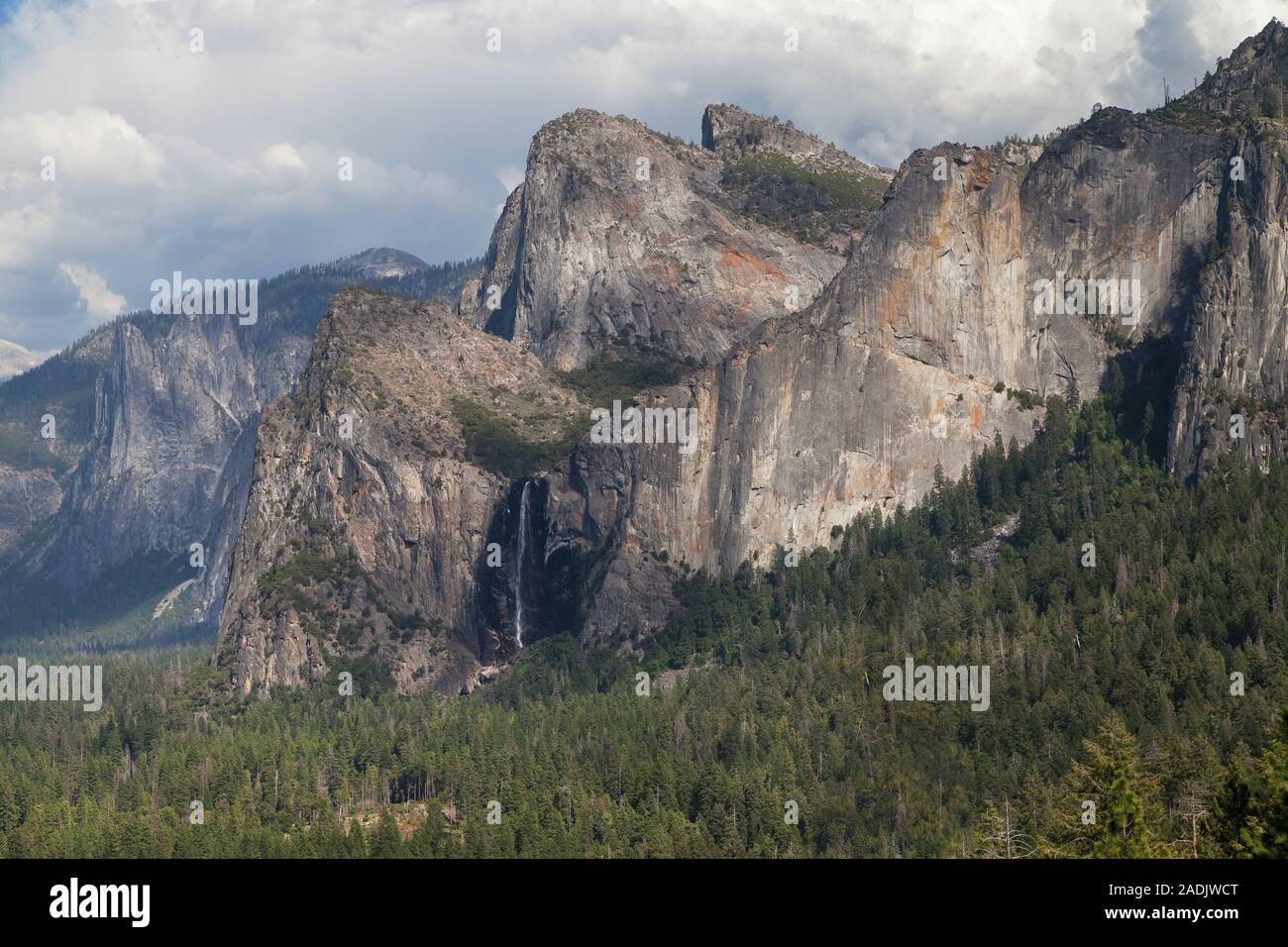 Cathedral Rocks e Bridalveil cadono dalla vista di tunnel, Yosemite National Park, California, Stati Uniti d'America. Foto Stock