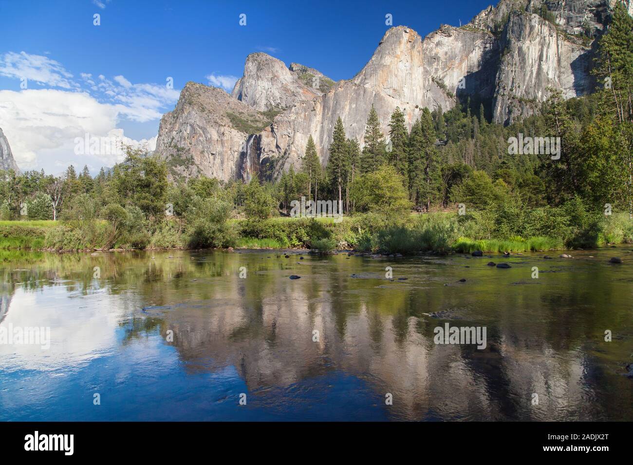 Cathedral Rocks dalla vista della valle, Yosemite National Park, California, Stati Uniti d'America. Foto Stock